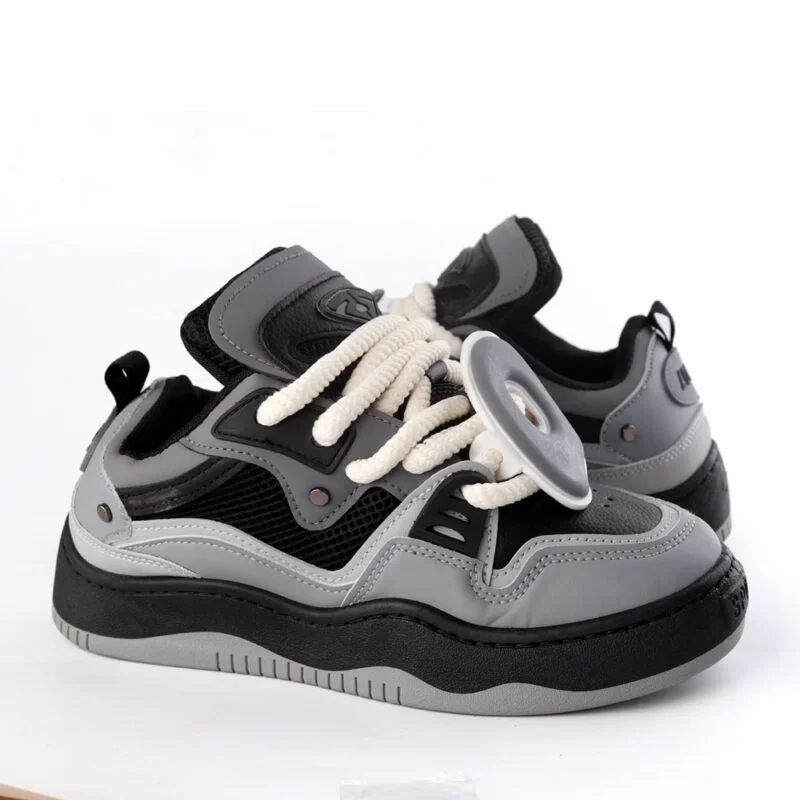 كوتش LovE اسود * رمادي : الأناقة والراحة في حذاء رياضي عصري