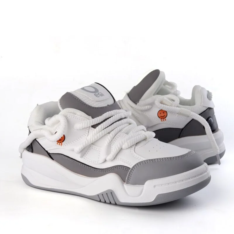 كوتش اوجي ابيض*رمادي : الأناقة والراحة في حذاء رياضي عصري