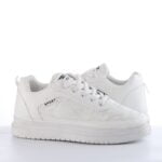 كوتش رجالي مستورد ابيض : النقاء والأناقة في حذاء يومي متطور