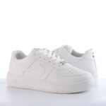 كوتش إيرفورس أبيض: الأناقة والراحة في حذاء واحد لجميع الأوقات