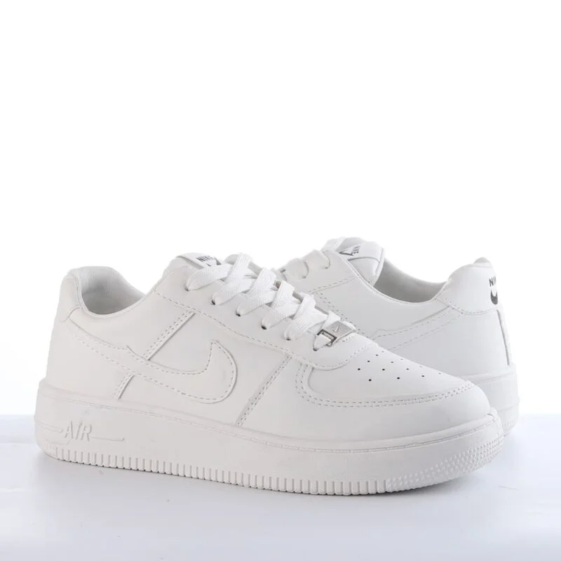 كوتش إيرفورس أبيض: الأناقة والراحة في حذاء واحد لجميع الأوقات