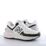 كوتش نيوبلانس أبيض: الاختيار المثالي للجمع بين الأناقة والراحة في حياتك اليومية